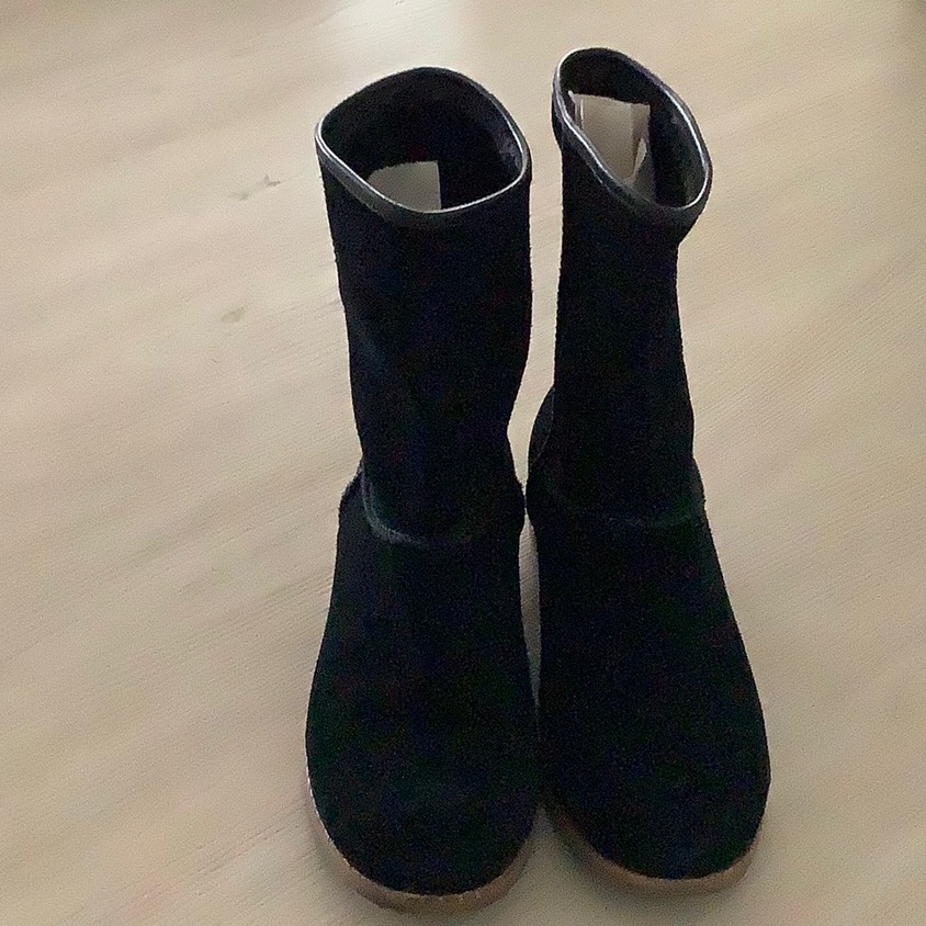 Ugg Australia Cyrinda Women’s Black Suede Boots